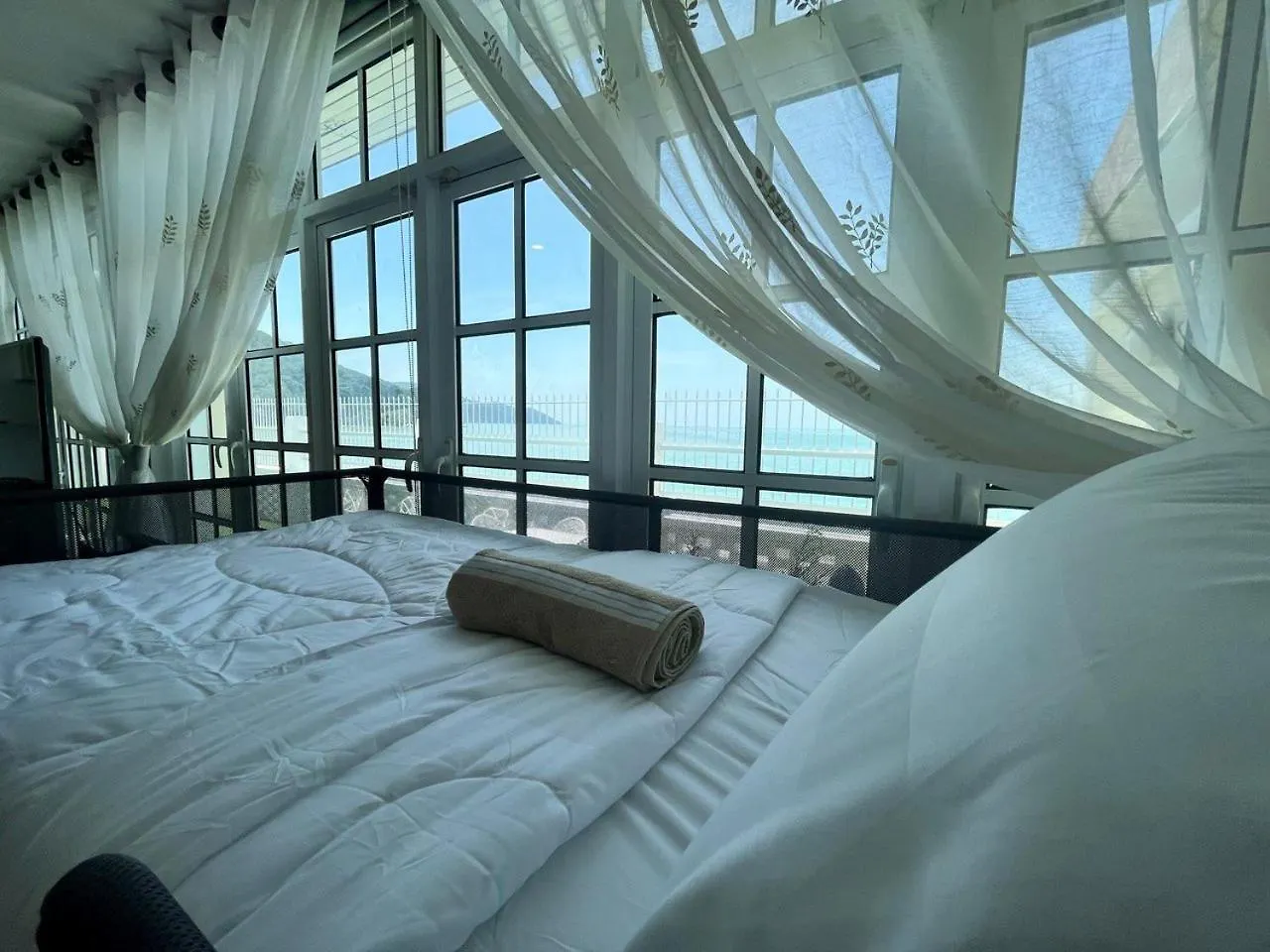 Beachfront Family Bungalow With Seaview Pool, Ktv, Pool, Ps5, Speaker System, Bbq & More!! Танджунг-Бунга 0*,  Малайзия