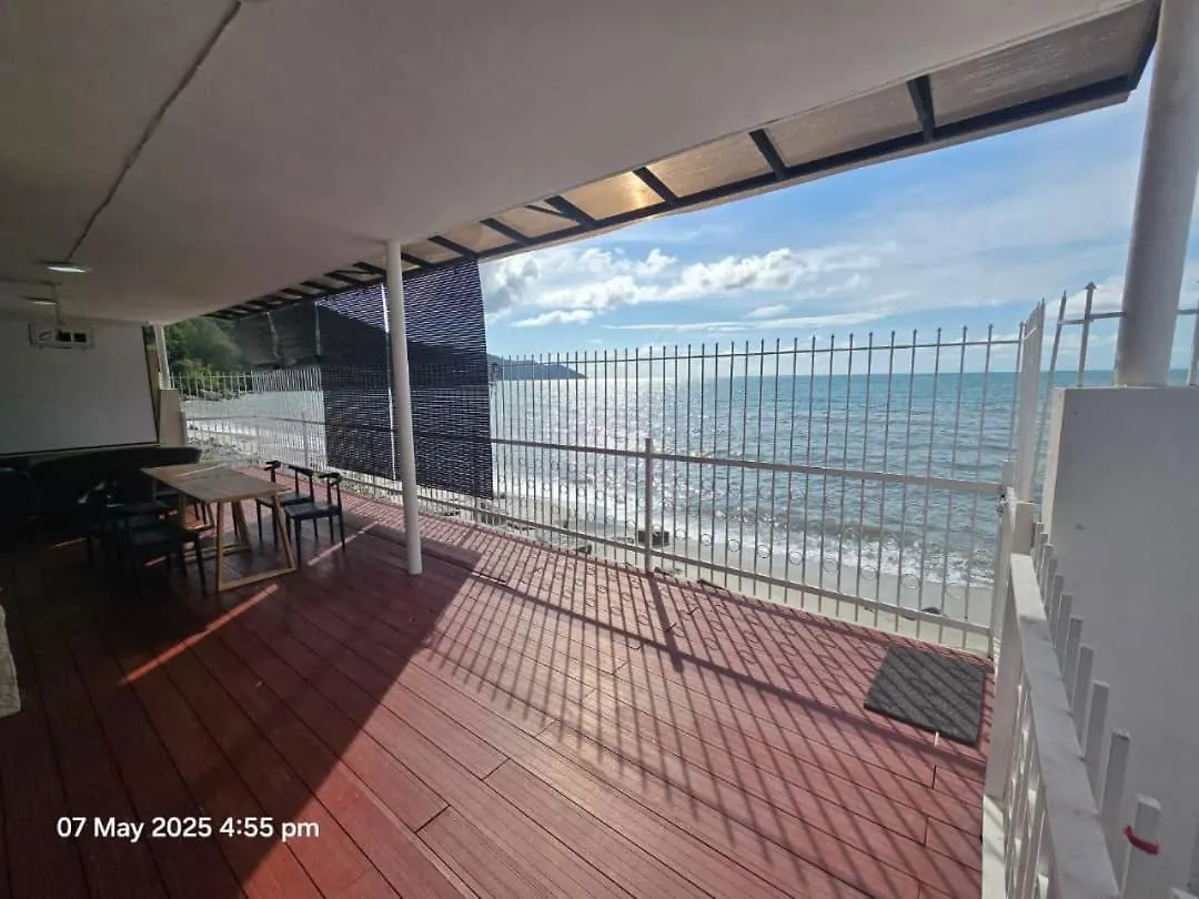 Beachfront Family Bungalow With Seaview Pool, Ktv, Pool, Ps5, Speaker System, Bbq & More!! Танджунг-Бунга 0*,  Малайзия