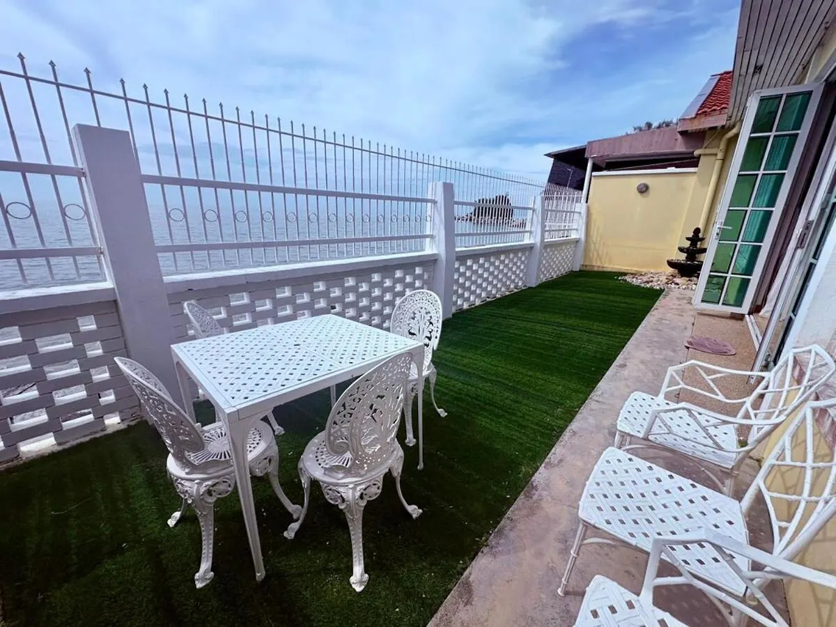 Beachfront Family Bungalow With Seaview Pool, Ktv, Pool, Ps5, Speaker System, Bbq & More!! Танджунг-Бунга 0*,  Малайзия