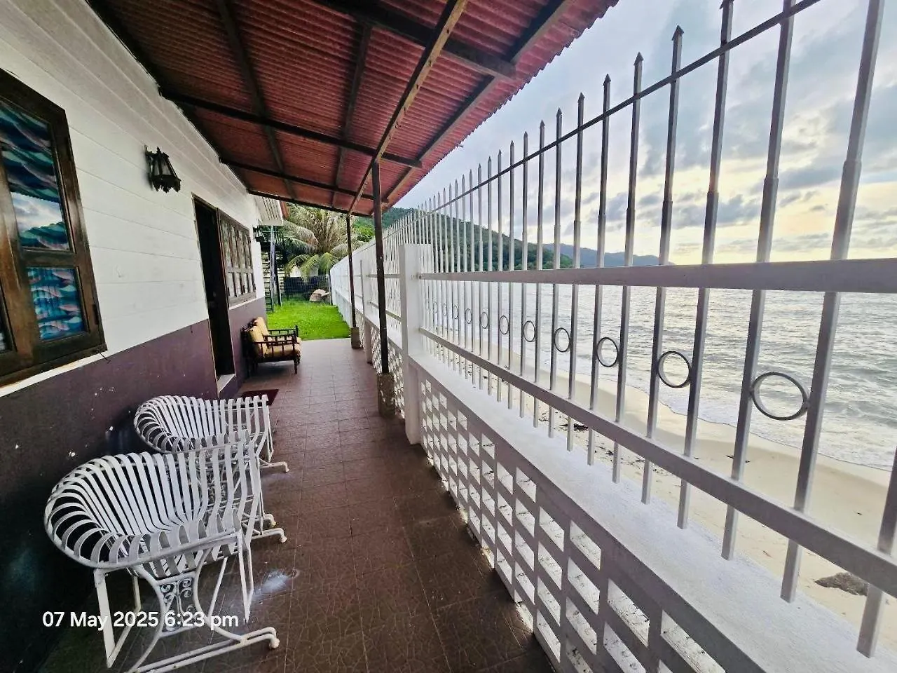 Beachfront Family Bungalow With Seaview Pool, Ktv, Pool, Ps5, Speaker System, Bbq & More!! Танджунг-Бунга 0*,